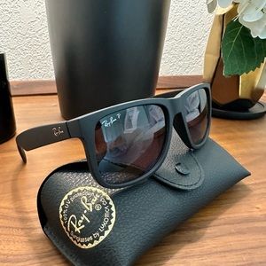 RayBan Justin Classic sunglasses in Matte Black